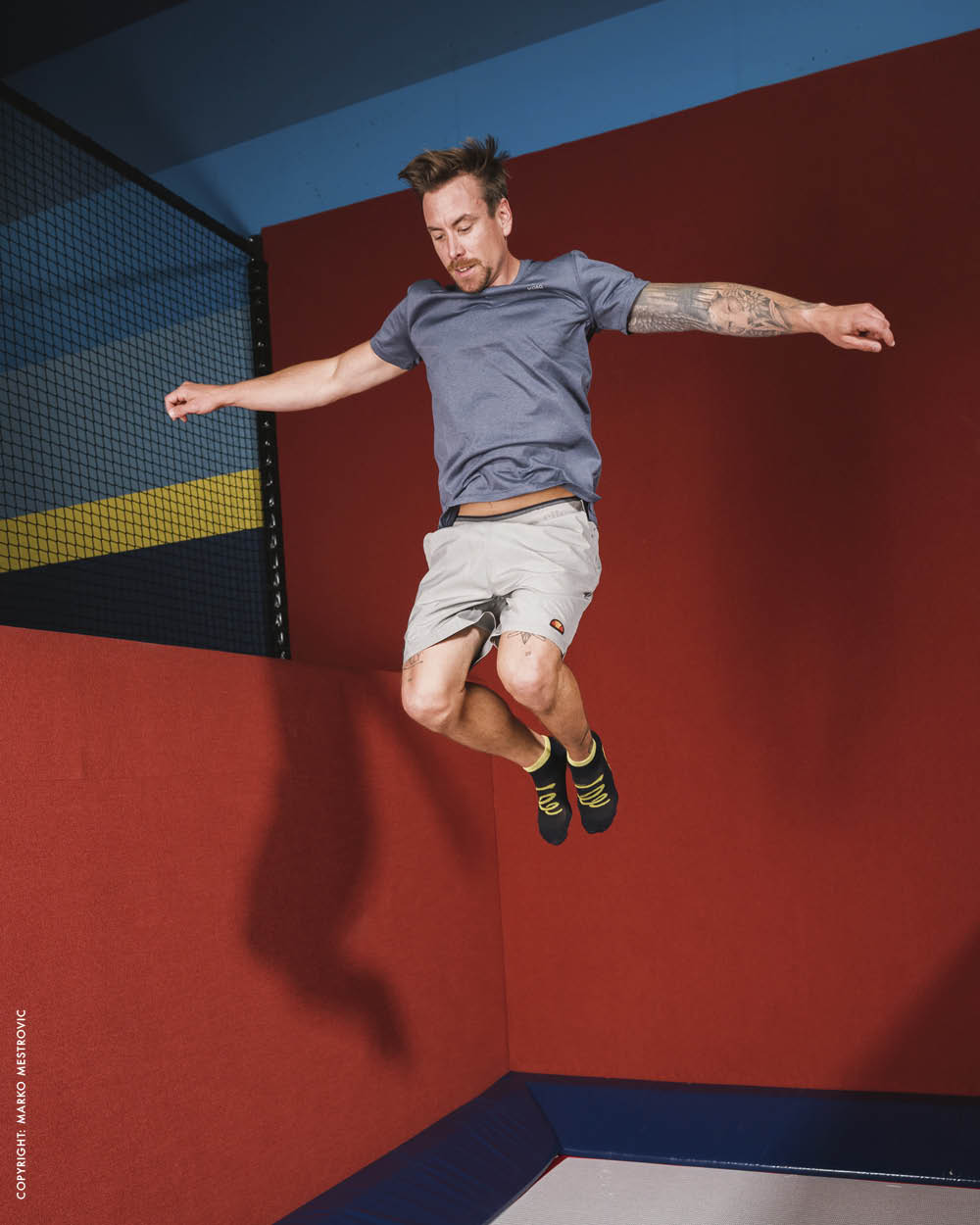 Mann beim Trampolinspringen
